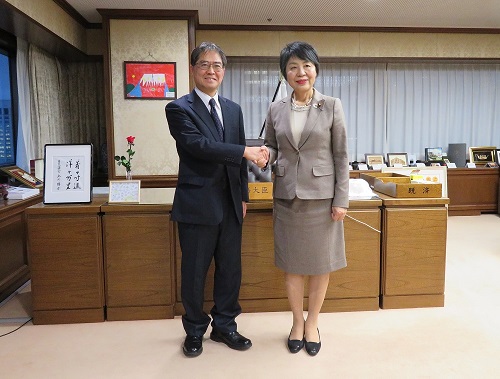 東京大学岩澤教授が上川法務大臣を表敬されました（２月２２日）。
