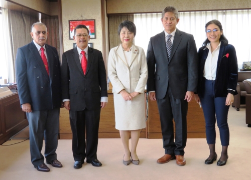 上川法務大臣が，タイ法務省矯正局長，マレーシア内務省刑務所管理局長らによる表敬を受けました（３月２６日）。