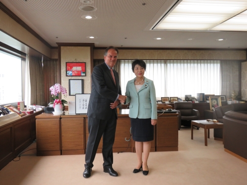 上川法務大臣が，マーク・フィールド英国外務副大臣による表敬を受けました（４月１１日）。