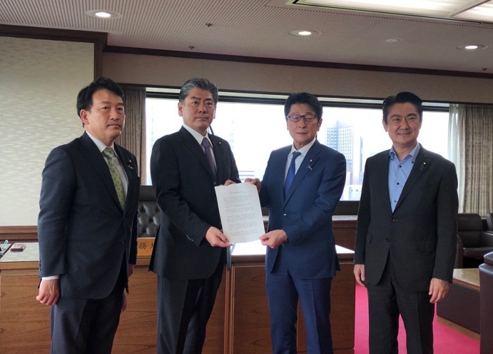 古川禎久法務大臣が、自由民主党政務調査会外国人労働者等特別委員会から、同委員会で取りまとめられた要望を受け取りました（令和４年５月１１日）。