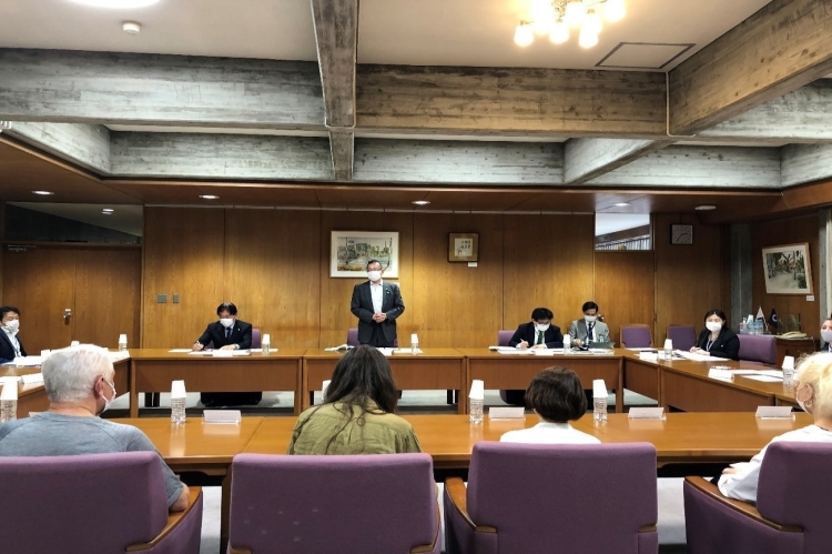 津島法務副大臣は、三鷹市において、「ウクライナ避難民受入れに係る取組と課題」をテーマに車座対話を行いました（令和４年６月２０日）。